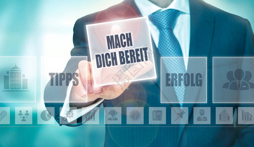 一位商人在未来主义的显示器上按下准备好德语MachDichBer图片
