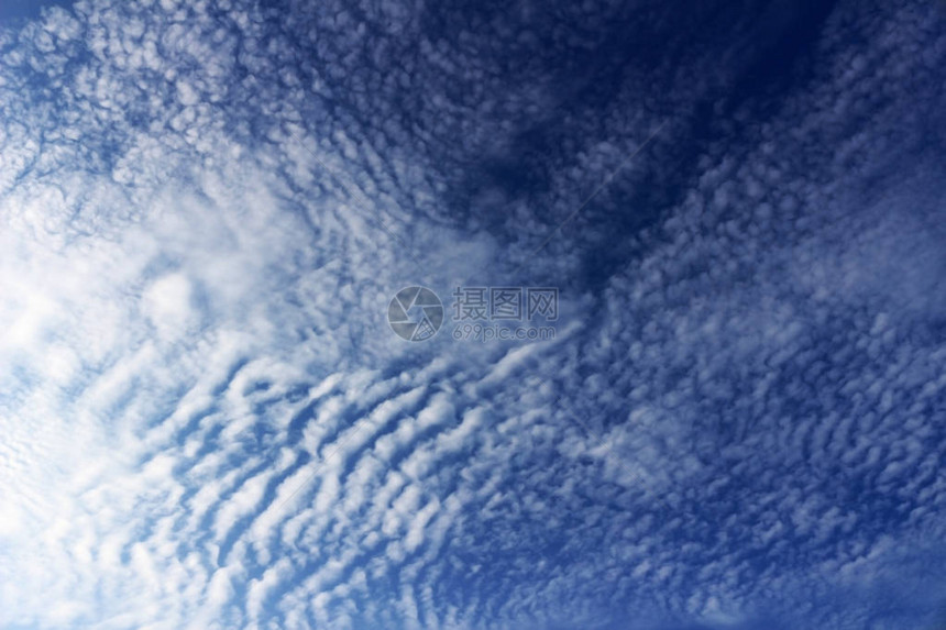 从底部看到的蓝天中蔓延的云图片