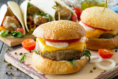 阿拉伯美食斋月食物美味的新鲜自制素食绿肉饼汉堡和玉米饼配沙拉三明治背景图片