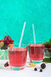 Berryfopte果汁维他命饮料在玻璃中图片