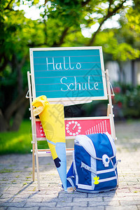 书包和书包背包书桌和传统的德国学校锥体图片