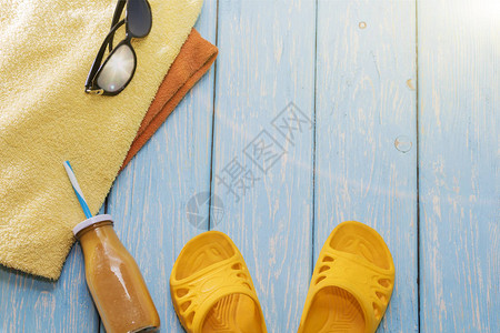 沙滩上暑假黄色拖鞋太阳图片