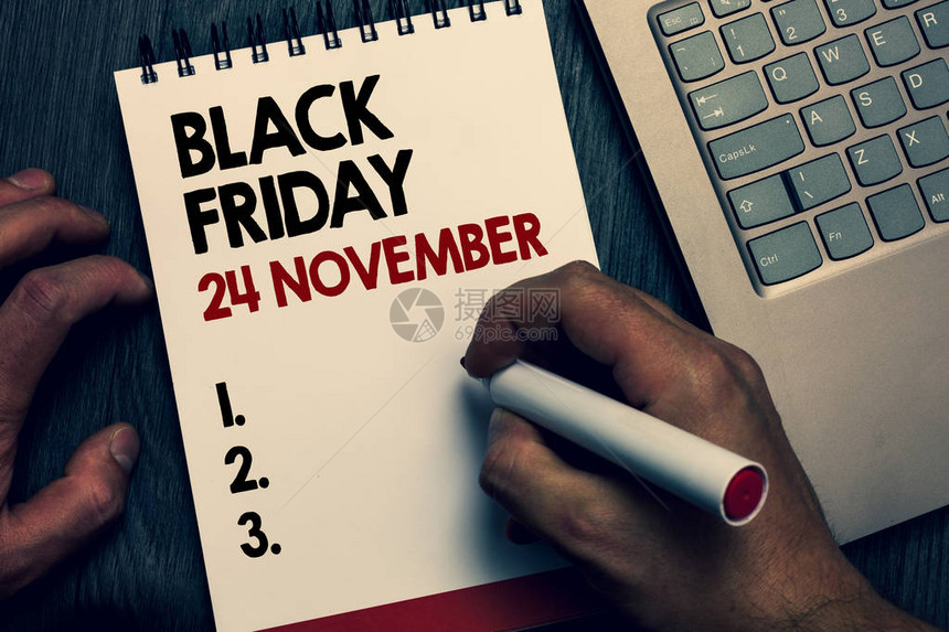 显示11月24日黑色星期五的文字符号概念照片特价销售折扣清仓在记事本上的文字和数字在木桌上拿图片