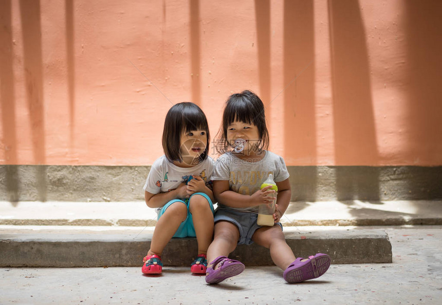 两个小女朋友坐在路边聊天坐