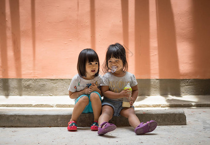 两个小女朋友坐在路边聊天坐图片