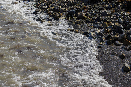 沙滩上的鹅卵石海边的鹅卵石和阳图片