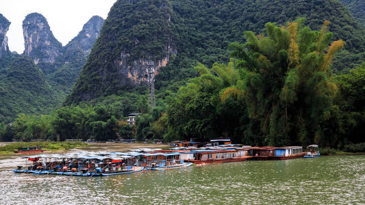 青平镇的卡斯特峰和李河上的游艇背景图片