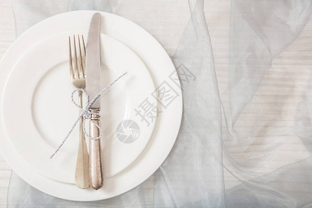 餐饮假日餐桌位空盘银叉和刀图片