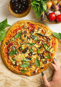 意大利披萨和比萨配料都用木制背景玛格丽塔饼加西红柿橄榄巴西图片