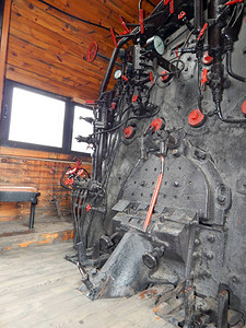 火车上的燃煤蒸汽机图片