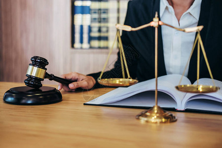 木桌上的木槌和女律师或法官在法庭主题司法和律概念图片