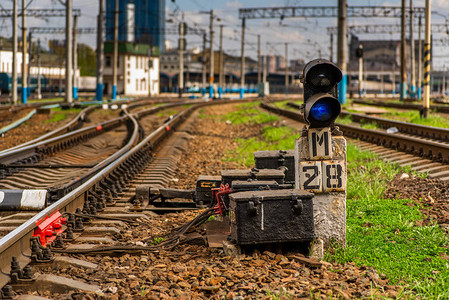铁路线背景上的血压蓝色信号铁轨底图片