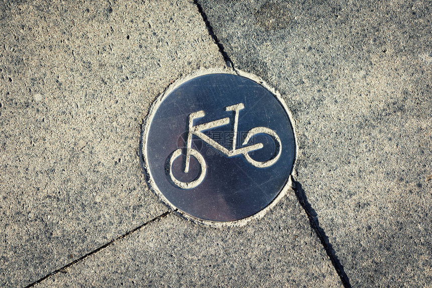人行道上标志自行车路图片