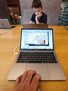 宝马i8AppleStore场景与人在最新的MacBookProCorei9上写电子邮件的POV背景