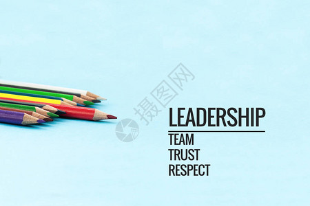 领导经营理念金色铅笔在黑色背景上用领导力团队信任和尊重一词图片