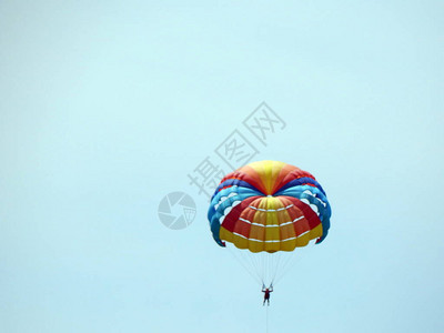 在海上跳伞滑翔伞图片