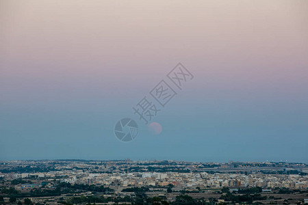 马耳他上空升起背景图片