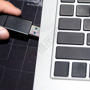 USB闪存驱动器已插入计算机膝图片