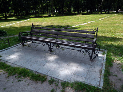 长凳站在休闲公园图片