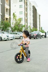 小女孩在路上学会骑图片