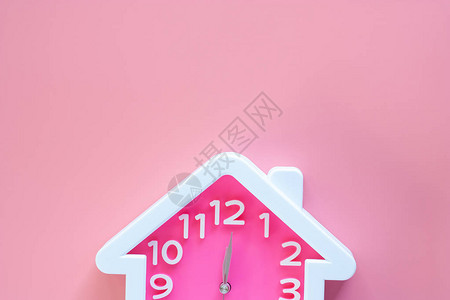 十二点左右时钟的家形粉色时钟图片