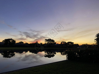 夕阳映照在池塘里图片