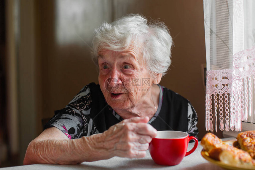 老妇人喝茶聊天图片