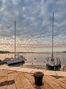 游艇停泊在港口与b背景图片