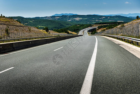 公路或高速公路通过农村地貌在图片
