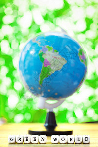 在绿色背景的蓝色行星与词绿色世界南图片