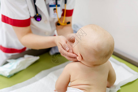 儿科医生检查和检查婴儿的疾病预防方案图片