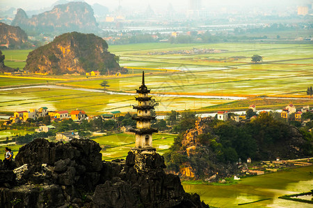 美丽的日落风景与越南TamCocNinhBinh图片