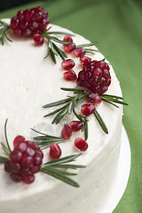 巧克力蛋糕配浆果奶油白奶酪油石榴浆果和迷迭香枝生日蛋糕或婚图片