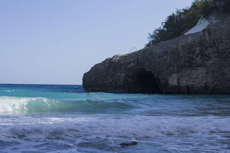 加勒比海岸和背景的洞穴蓝天海背景图片