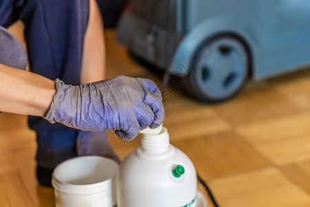用专业提取方法将清洁粉放入喷雾瓶中进行软垫沙发化图片
