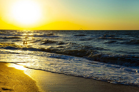 日落时美丽的大海景图片