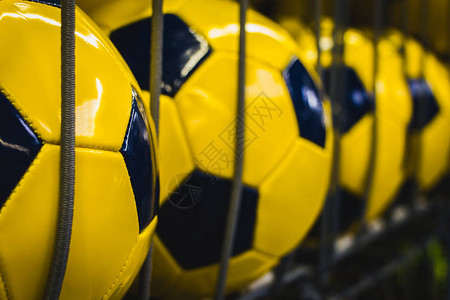 体育用品店一组新的黄色足球图片素材
