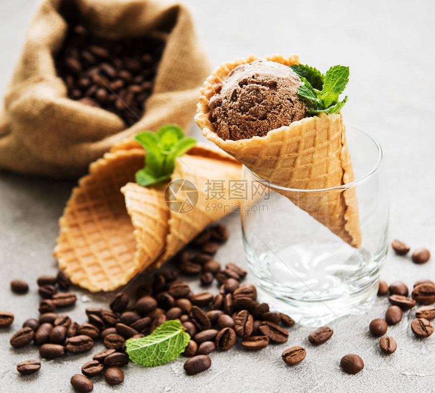 咖啡冰淇淋和咖啡豆放图片