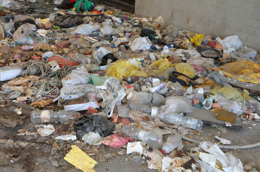 垃圾袋塑料瓶和废弃垃圾桶中未使用图片