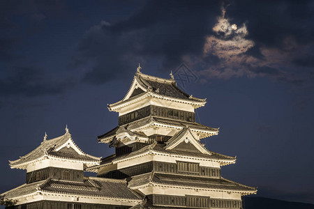 日本松城灯火通明满月图片