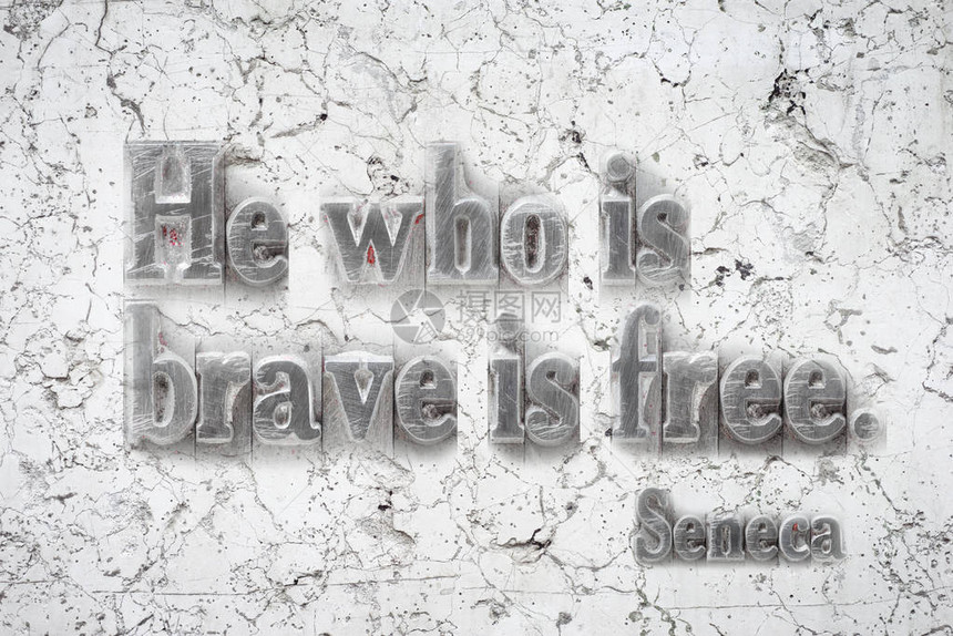 勇敢的人是自由的古罗马哲学家塞内卡在白大理石墙图片