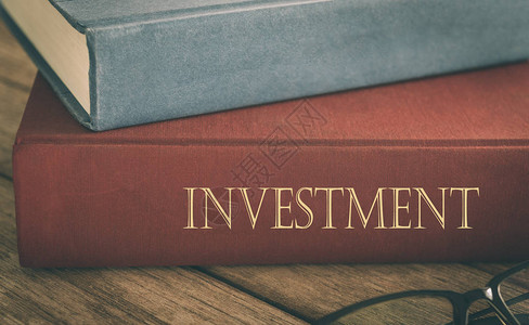 投资和金融概念金融书籍和投资者办公桌上的增长图片