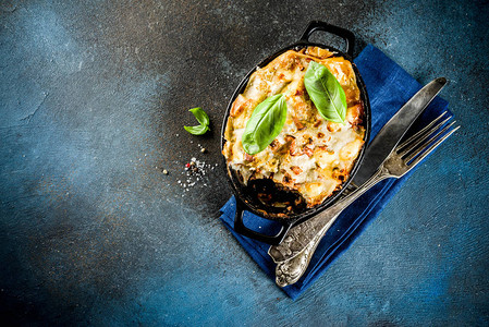 传统的意大利传统食品自制面条和新鲜的面包饼深蓝色图片