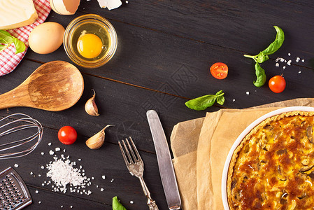 鸡肉蘑菇和奶酪厨房用具以及烹饪黑木本料的食材自制quichelo图片