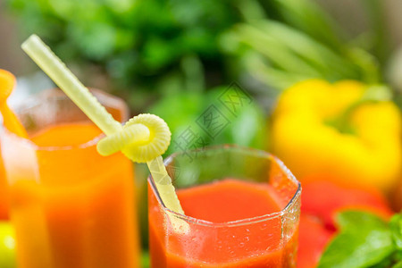 在一杯新鲜的蔬菜和水果沙盘或果汁中图片