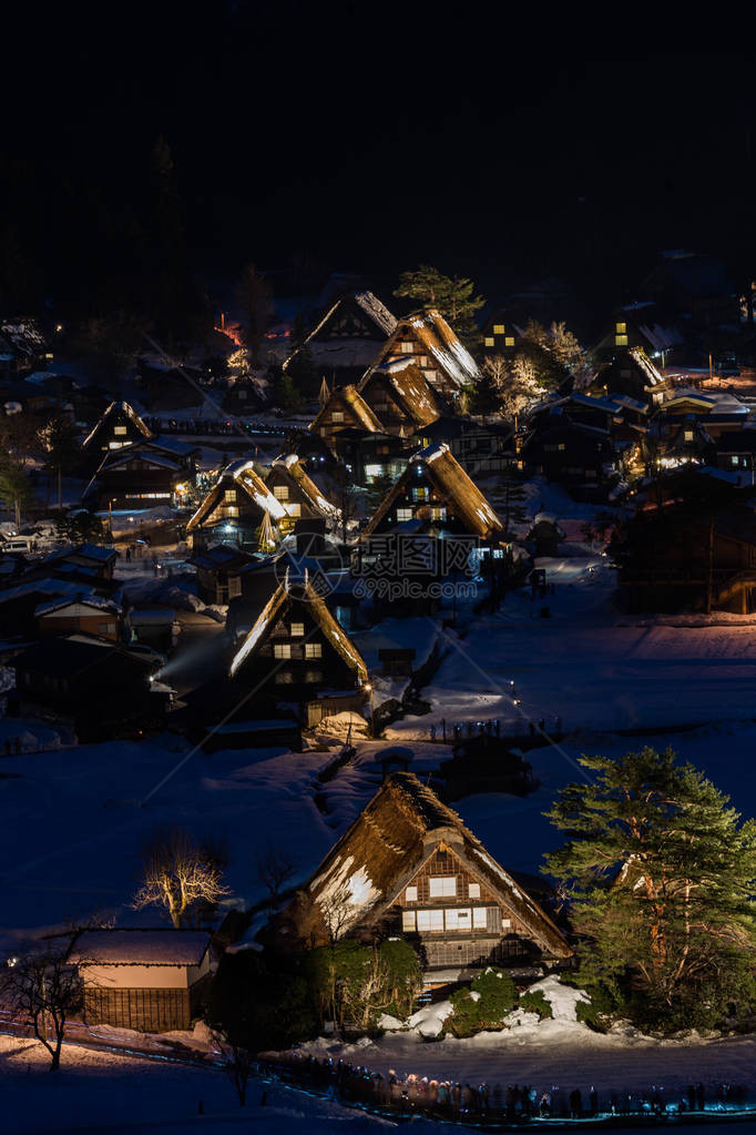 中日本白川江村建筑的景色夜观Shiraka图片