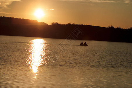 靠近湖边的夏夜晚太阳几乎没了渔图片