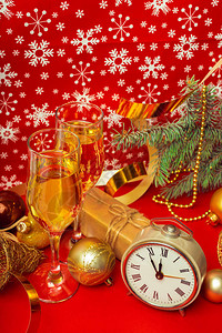 杯香槟和圣诞装饰品图片