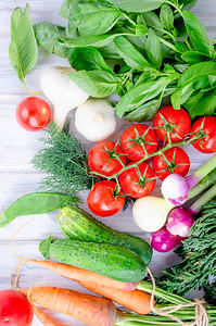新鲜的夏季节蔬菜西红柿黄瓜绿色烤肉洋葱和大蒜顶端视图片