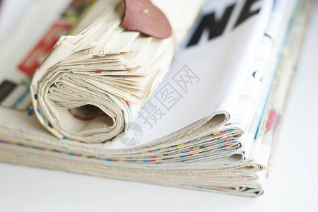 带有和文章的折叠和卷起的报纸每日小报的最新消息图片
